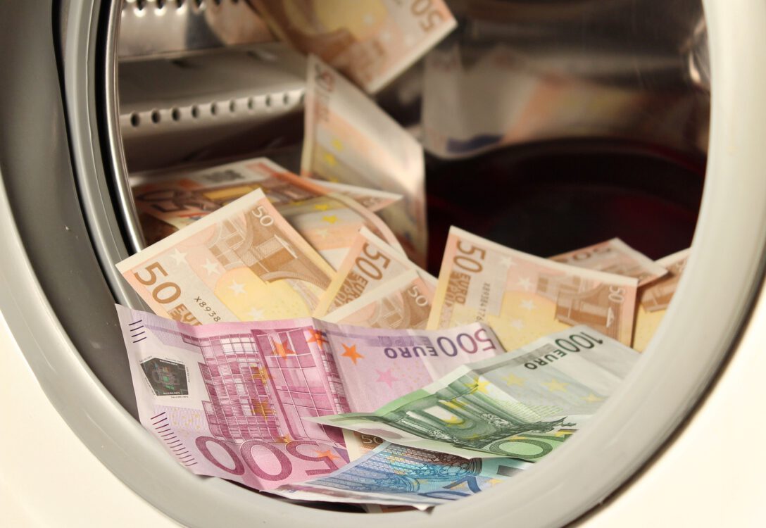 Geld in der Waschmaschine - Symbolbild
