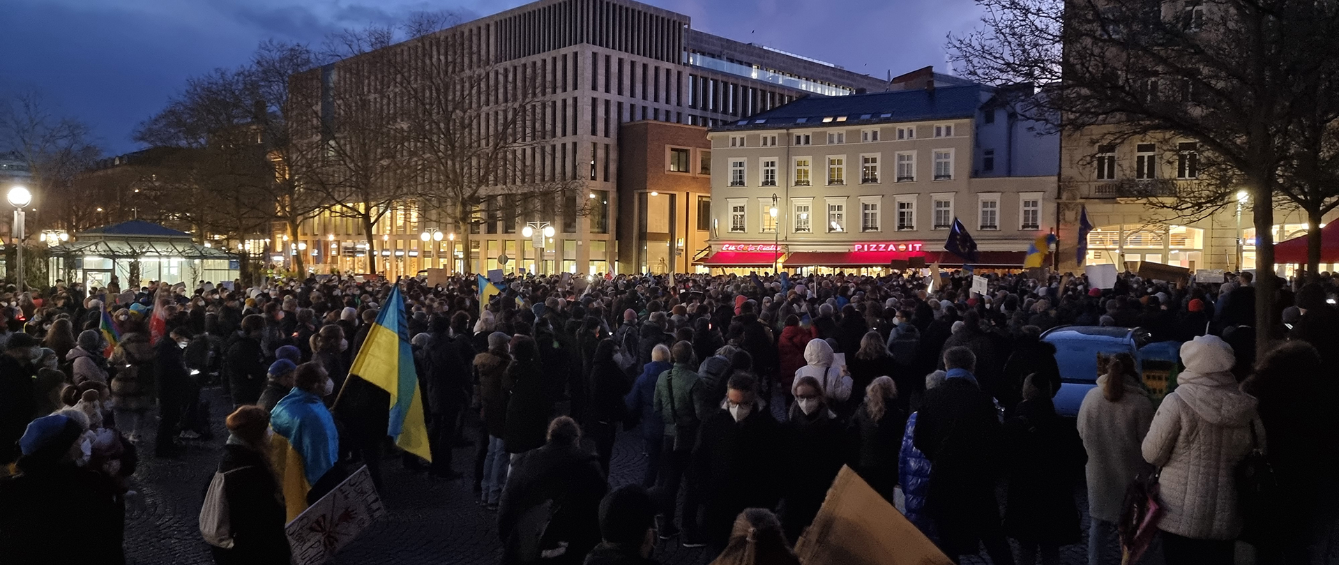 Bild der Mahnwache in Wiesbaden vom 25.2.2022